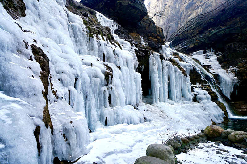 Un paisaje helado de cuento de hadas atrae a los turistas al Ca?ón Tongtianxia