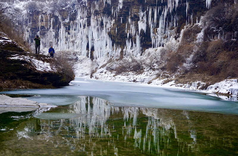 Un paisaje helado de cuento de hadas atrae a los turistas al Ca?ón Tongtianxia