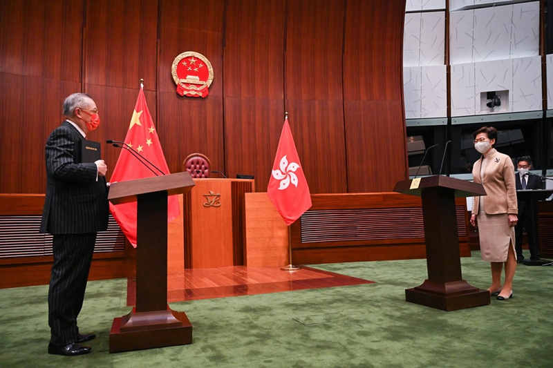 La directora del Ejecutivo de la región administrativa especial de Hong Kong, Carrie Lam Cheng Yuet-ngor (derecha), administra la toma de juramento de los miembros del Consejo Legislativo del séptimo mandato en la Cámara del Complejo LegCo, el 3 de enero de 2022. (Foto de www. noticias.gov.hk)