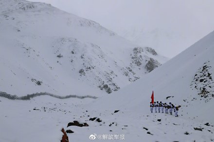 Los soldados luchan contra el viento y la nieve durante las patrullas fronterizas a 3.500 metros sobre el nivel del mar