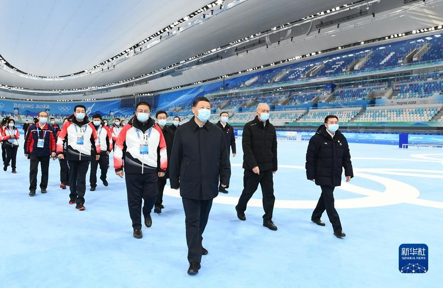 La foto tomada en la ma?ana del 4 de enero de 2022 muestra al presidente chino, Xi Jinping, visitando el óvalo Nacional de Patinaje de Velocidad en Beijing en una gira de inspección sobre el trabajo preparatorio para los Juegos Olímpicos y Paralímpicos de Invierno de Beijing 2022. (Foto por Xie Huanchi/Xinhua)