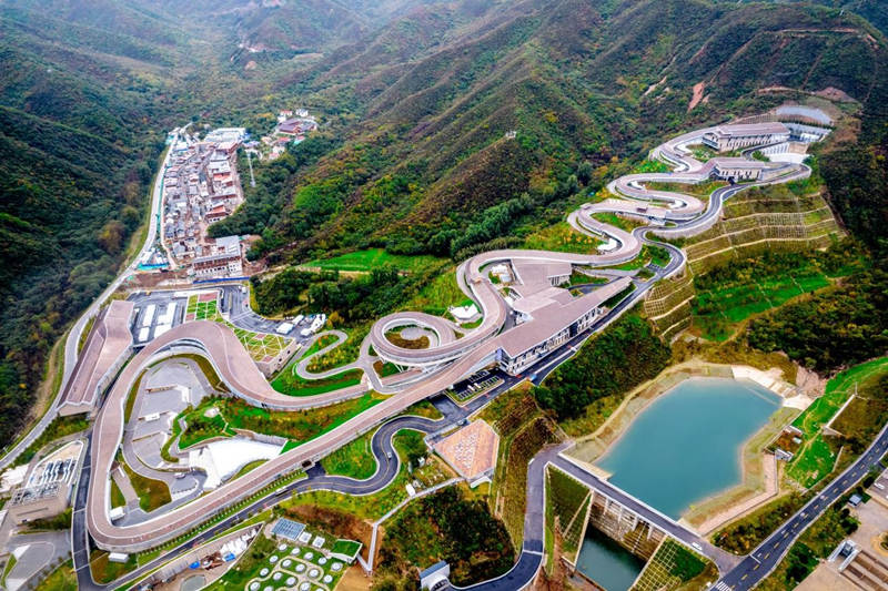 La foto muestra el Centro Nacional de Skeleton, Luge y Bobsleigh cerca de la Villa Olímpica de Invierno de Yanqing para los Juegos Olímpicos y Paralímpicos de Invierno de Beijing 2022. (Foto de Wang Zirui/Pueblo en Línea)