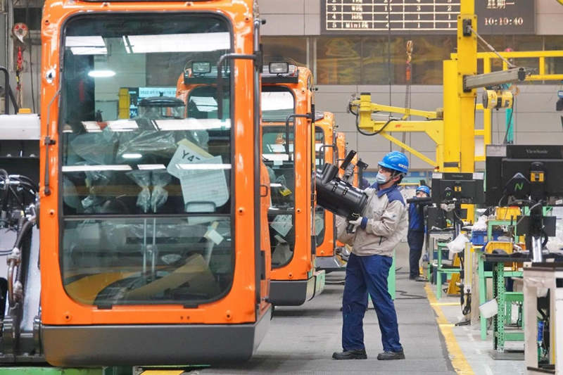 El 17 de enero de 2022, en la empresa Doosan Construction Machinery (China) Co., Ltd. situada en la zona de desarrollo de Yantai, provincia de Shandong, los trabajadores están ocupados en la línea de producción. Tang Ke/Pueblo en Línea