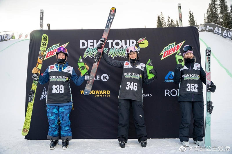 El 18 de diciembre de 2021, en el American DewTour 2021 en Copper Mountain, EE.UU, Eileen Gu compitió dos veces en un mismo día y finalmente ganó un oro y una plata. La imagen muestra el momento en que Eileen Gu (en el centro) ganó el campeonato de halfpipe de esquí de estilo libre. La imagen es de la cuenta de Weibo de Eileen Gu.