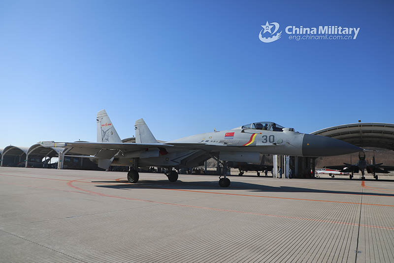 Aviones de combate en entrenamiento de vuelo