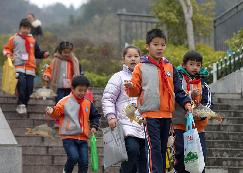 Escuela primaria de Guangxi premia los buenos resultados con carpas vivas