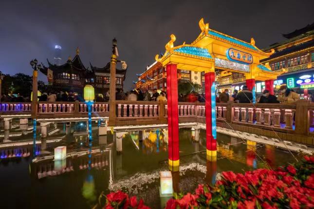 El espectáculo anual de faroles en el Jardín Yuyuan de Shanghai comenzó bajo la inspiración del a?o del tigre. [Foto: Gao Erqiang/ Chinadaily.com.cn]