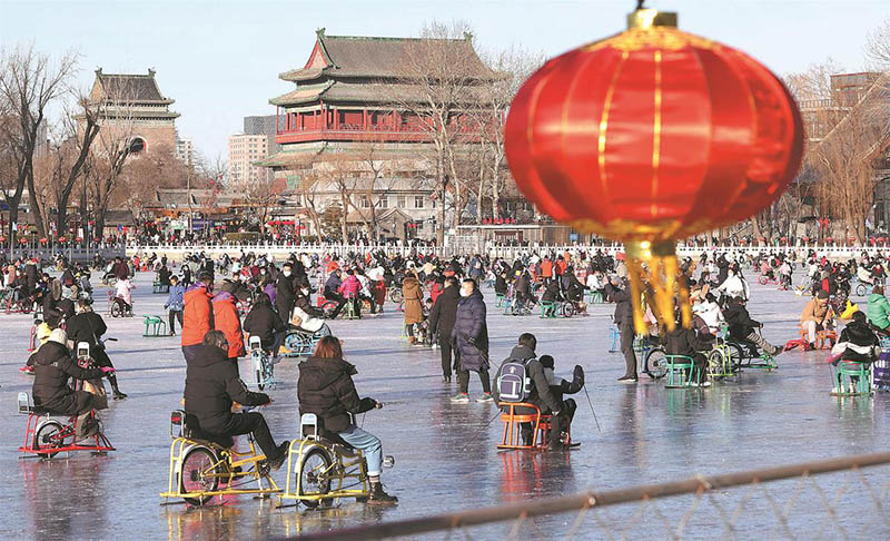 Los residentes capitalinos disfrutan del patinaje y trineo en el hielo en el lago Shichahai del centro de Beijing, 1o de febrero del 2022. (Foto: Chen Xiaogen/ China Daily)