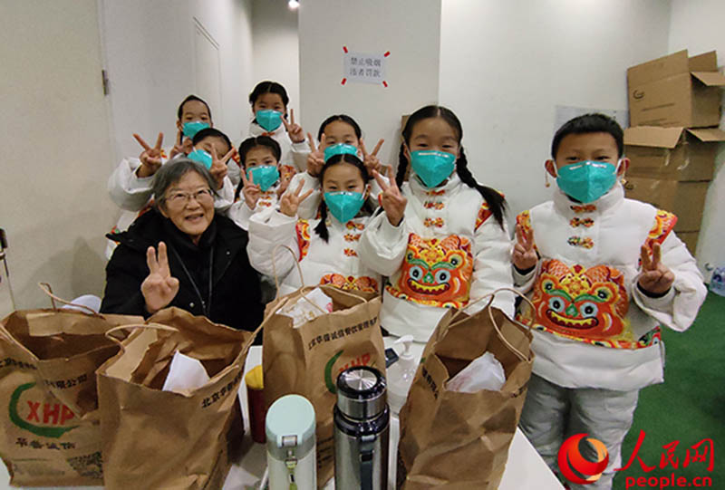 Deng Xiaolan (a la izquierda) posa para una foto con miembros del coro infantil. (Foto: proporcionada por el entrevistado)