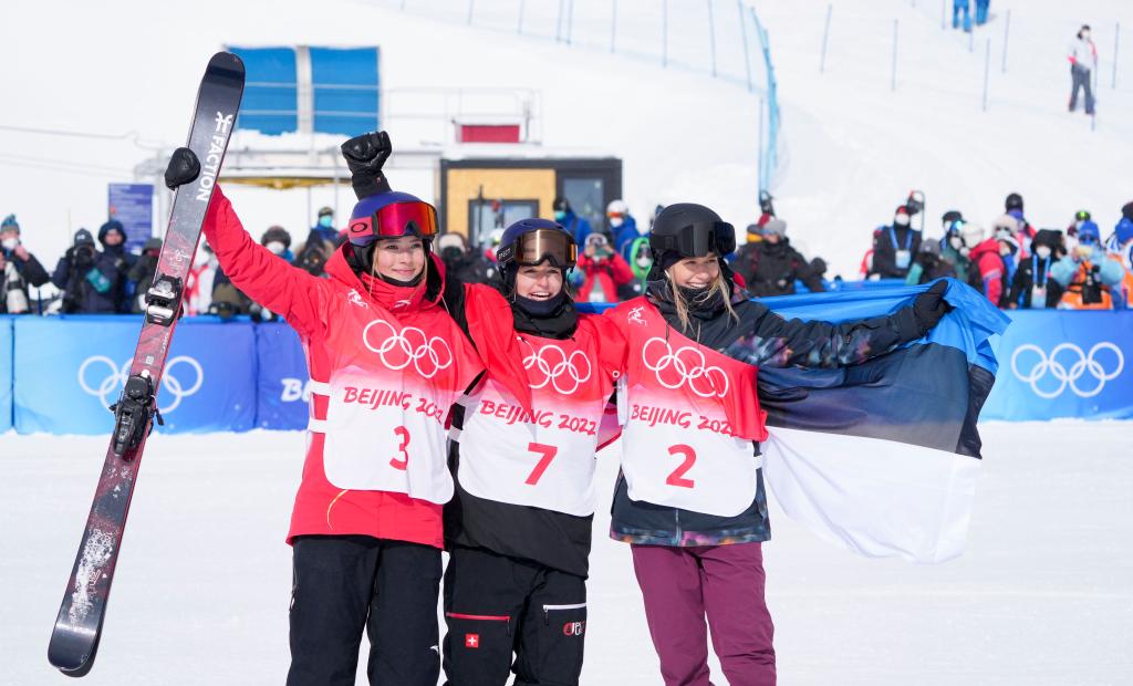 Esquiadora Suiza gana oro y la china Gu se queda con plata de esquí acrobático slopestyle femenino en Beijing 2022