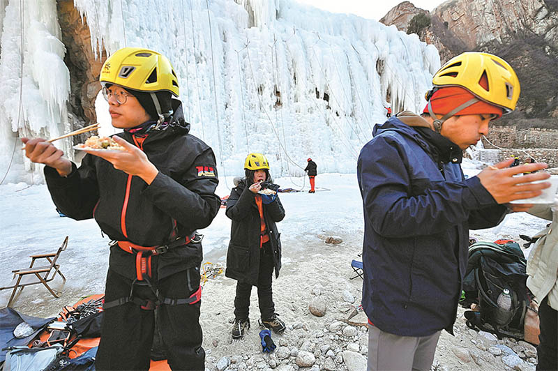 Estudiantes de la Universidad Normal de Beijing almuerzan en Yunmeng, 15 de enero del 2022. (Foto: Wei Xiaohao/ China Daily)