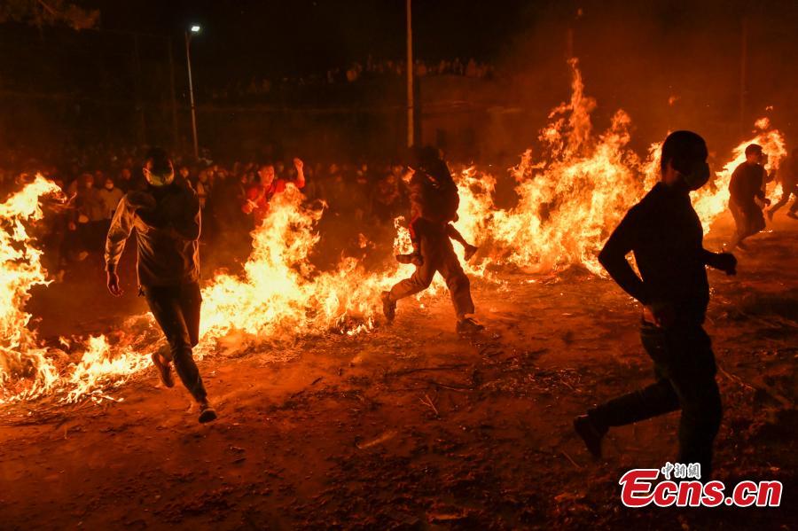 Haikou celebra la costumbre local de 'saltar sobre la hoguera' durante el Festival de los Faroles