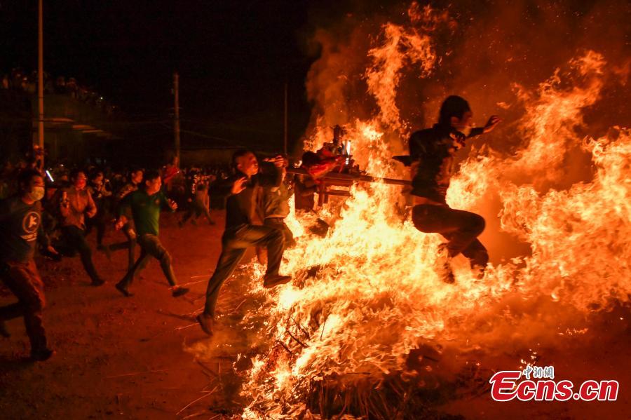 Haikou celebra la costumbre local de 'saltar sobre la hoguera' durante el Festival de los Faroles