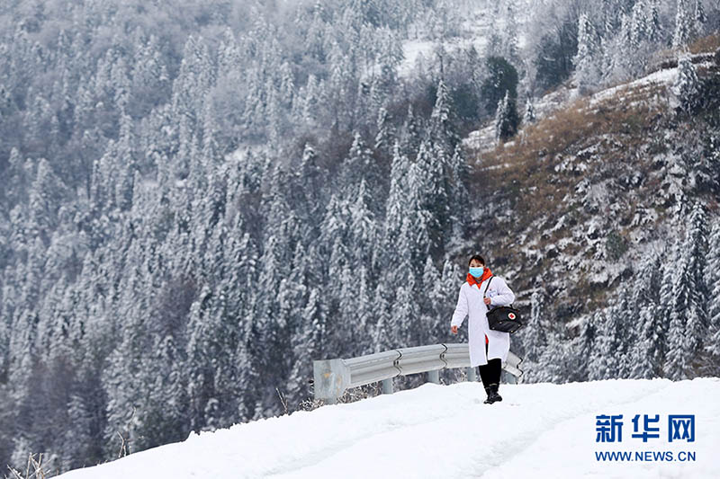 Shuai Xiaoyun, doctora en la aldea Qituo en Apengjiang, municipio de Chongqing, se dirige a la casa de un aldeano, 10 de febrero del 2022. [Foto: Xinhua]