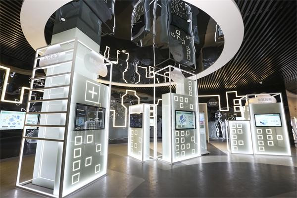 Centro de Exposiciones de la Zona Piloto Integral Nacional de Macrodatos (Guizhou) de China en la ciudad de Guiyang, provincia de Guizhou, suroeste de China. (Foto/sitio web oficial de la Zona Nacional de Desarrollo Industrial de Alta Tecnología de Guiyang)