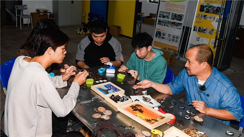 Zhang Bidi (primero a la derecha) guía a los estudiantes en la ciudad de Qionghai, provincia de Hainan, 18 de febrero del 2022. [Foto: Xinhua]