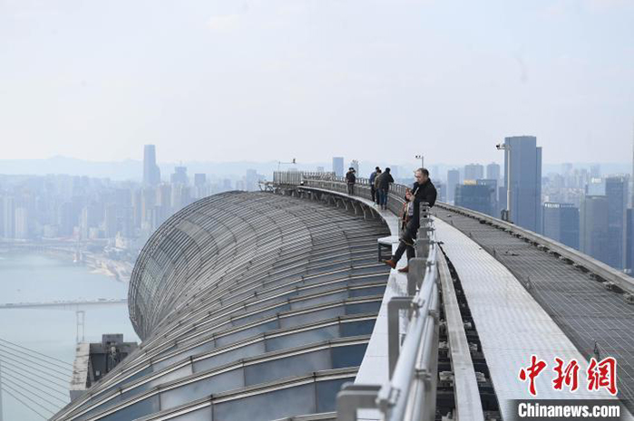 Visitantes disfrutan de la vista desde un gran rascacielos en Chongqing, 23 de febrero del 2022. (Foto: Servicios de Noticias de China/ Zhang Chao)