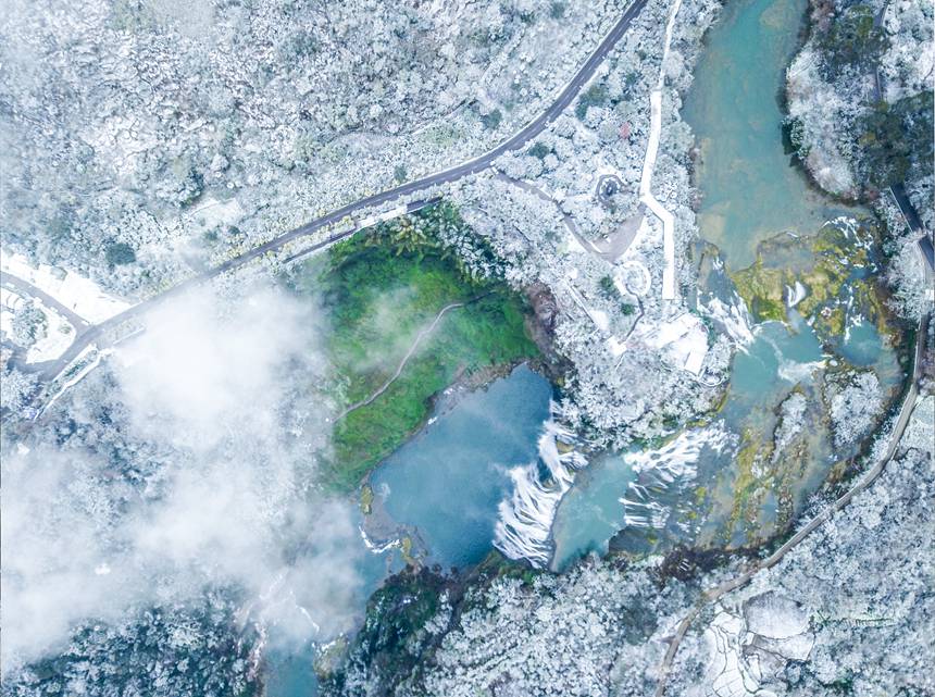 La cascada de Huangguoshu se transforma en un brumoso país de las maravillas en Guizhou