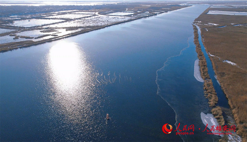 El lago Baiyangdian comienza a descongelarse cuando llega el sol primaveral a Hebei