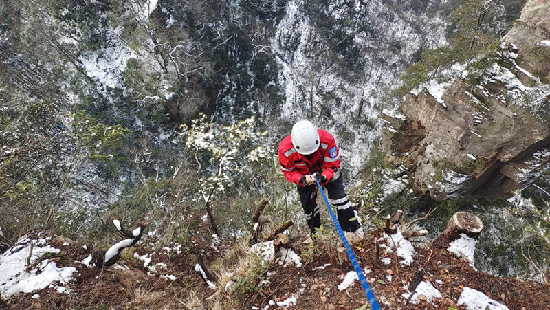 Durante una sesión de entrenamiento, miembros del equipo de rescate de emergencia se ofrecieron como voluntarios para recoger basura en rocas y acantilados del sitio turístico Wulingyuan de Zhangjiajie, provincia de Hunan, febrero del 2022. [Foto: Wu Yongbing/ China Daily]