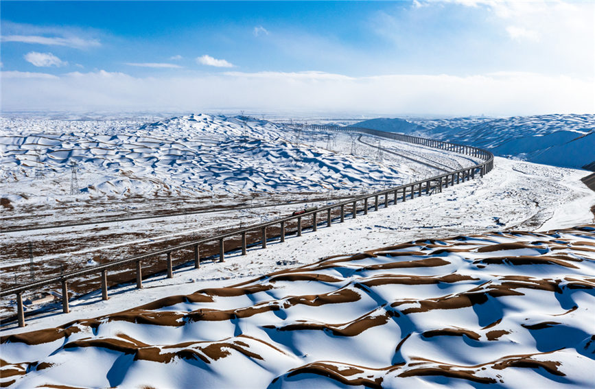 El Puente Shashangou es el único puente especialmente largo en China que cruza un desierto activo. Foto cortesía deChina Railway Lanzhou Group Co.,Ltd.