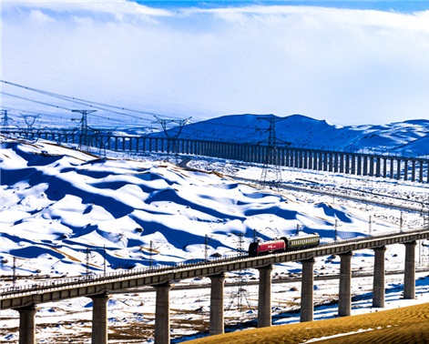 Además del ajetreado tren de carga, también hay un tren de cercanías entre Dunhuang y el lago Sugan. Foto cortesía deChina Railway Lanzhou Group Co.,Ltd.