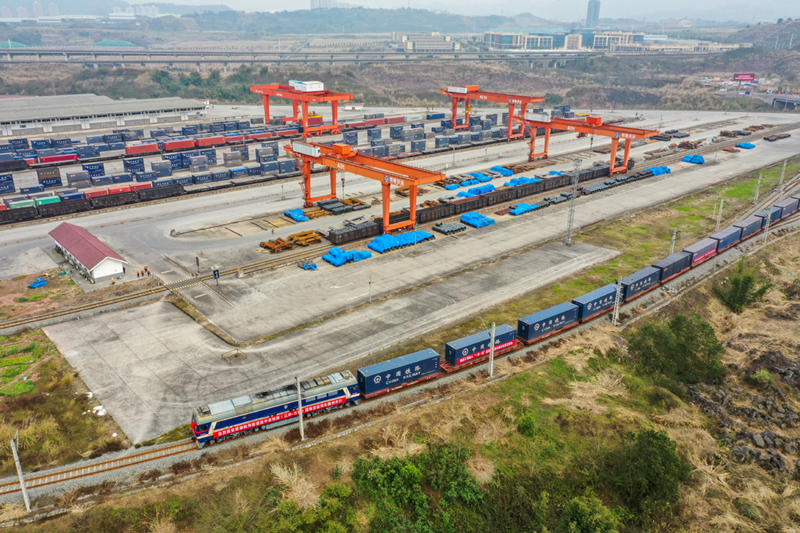 Comienza el viaje del primer tren de carga en la línea de ferrocarril China-Laos