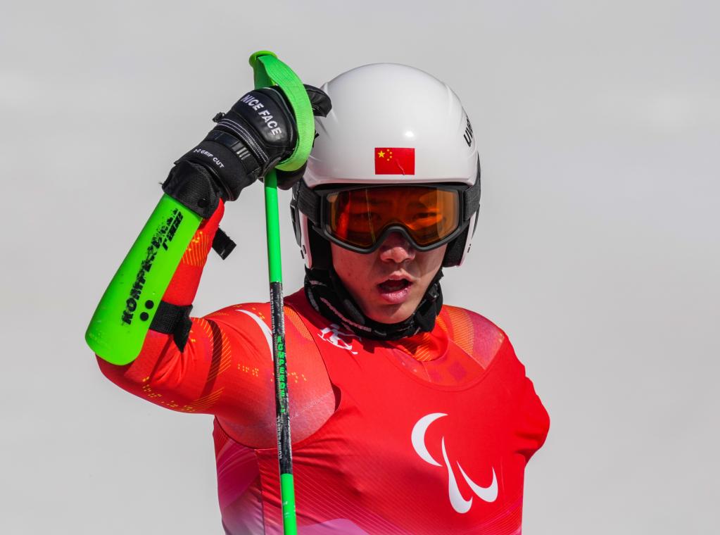 Atleta chino Liang Jingyi gana oro en Super-G masculino de pie en Juegos Paralímpicos de Invierno de Beijing