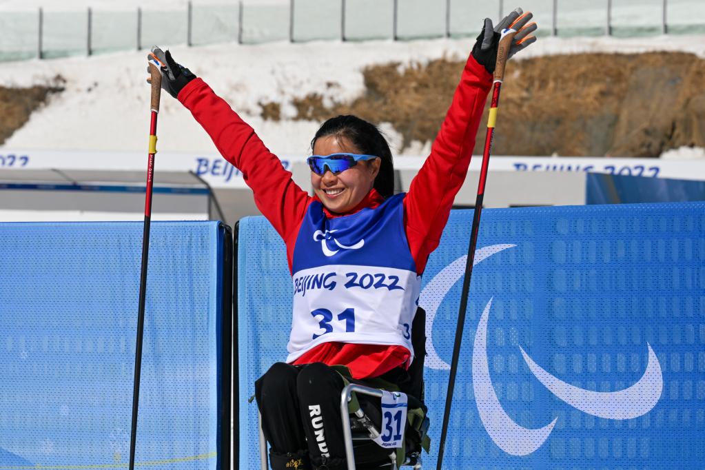 Yang Hongqiong de China gana larga distancia sentada de esquí de fondo femenino en Juegos Paralímpicos de Invierno de Beijing