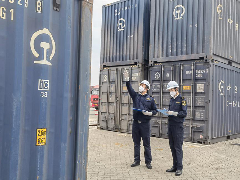 De Emiratos árabes Unidos a China: coches por mar y ferrocarril