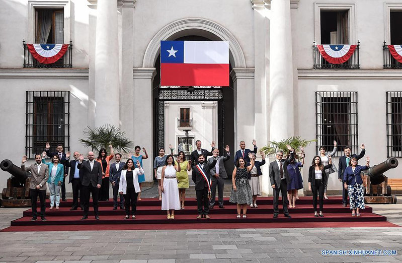 El presidente chileno, Gabriel Boric (c-frente), posa para la fotografía oficial con su gabinete de subsecretarios en el Palacio de La Moneda, en Santiago, capital de Chile, el 12 de marzo de 2022. El político de 36 a?os Gabriel Boric Font asumió este viernes la Presidencia de Chile, con un gabinete de corte feminista, ecológico y lleno de juventud, en medio de la crisis económica y sanitaria que embiste al país sudamericano. (Xinhua/Jorge Villegas)