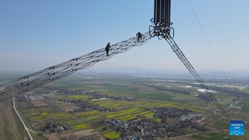 El proyecto de transmisión de energía de ultra alto voltaje (UHV, por sus siglas en inglés) que se extiende desde Lingzhou, en la región autónoma de Ningxia Hui, hasta Shaoxing, en la provincia de Zhejiang, es una parte importante de la enorme red eléctrica del país, a menudo denominada "autopistas eléctricas", construidas para transmitir electricidad desde su oeste rico en recursos al este más desarrollado y sediento de energía. (Foto: Zhou Mu/Xinhua)