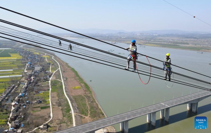 El proyecto de transmisión de energía de ultra alto voltaje (UHV, por sus siglas en inglés) que se extiende desde Lingzhou, en la región autónoma de Ningxia Hui, hasta Shaoxing, en la provincia de Zhejiang, es una parte importante de la enorme red eléctrica del país, a menudo denominada "autopistas eléctricas", construidas para transmitir electricidad desde su oeste rico en recursos al este más desarrollado y sediento de energía. (Foto: Zhou Mu/Xinhua)