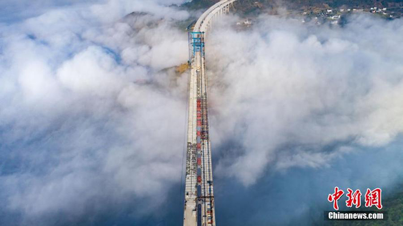 Espectacular vista del gran puente sobre las nubes en Guizhou