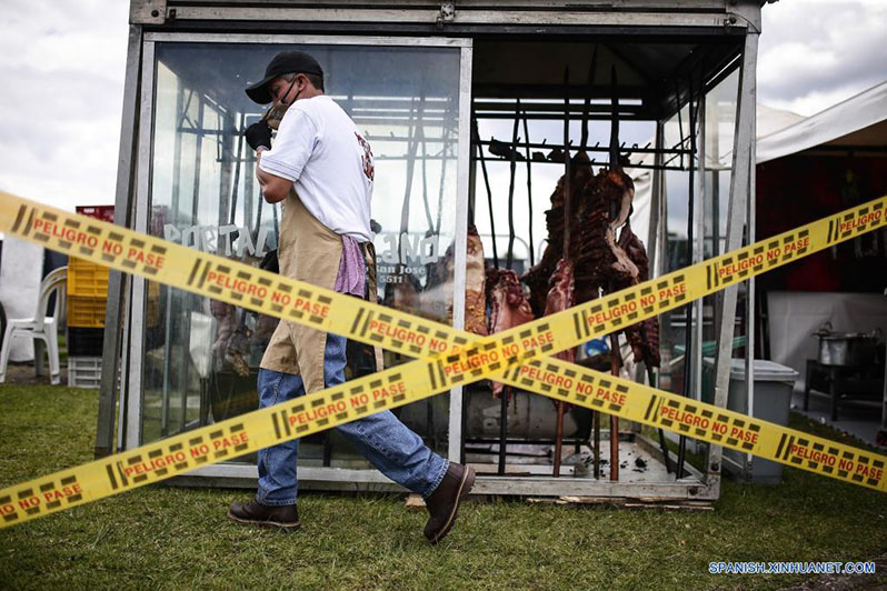 Un hombre trabaja en un estand de alimentos durante el festival de gastronomía "Alimentarte" en el Parque Simón Bolívar, en Bogotá, Colombia, el 19 de marzo de 2022. El festival de gastronomía más importante en Colombia "Alimentarte" se llevará a cabo por cuatro fines de semana en distintos parques icónicos de la ciudad. (Xinhua/Jhon Paz)