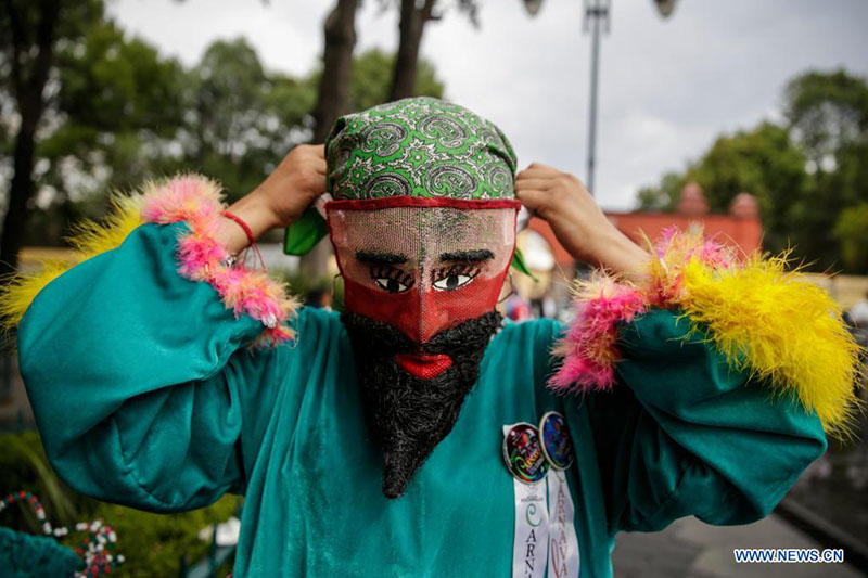 Una persona disfrazada se prepara para su participación en el Carnaval de Xochimilco 2022 en Xochimilco, en la Ciudad de México, capital de México, el 18 de marzo de 2022. (Xinhua/Francisco Ca?edo)