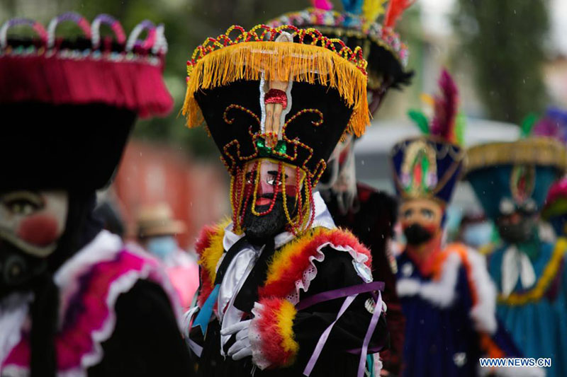 Una persona disfrazada participa en el Carnaval de Xochimilco 2022 en Xochimilco, en la Ciudad de México, capital de México, el 18 de marzo de 2022. (Xinhua/Francisco Ca?edo)