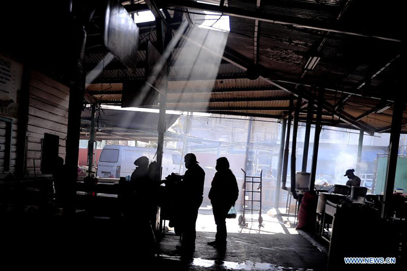  Personas caminan por un mercado, en Tegucigalpa, Honduras, el 18 de marzo de 2022. (Xinhua/Rafael Ochoa)