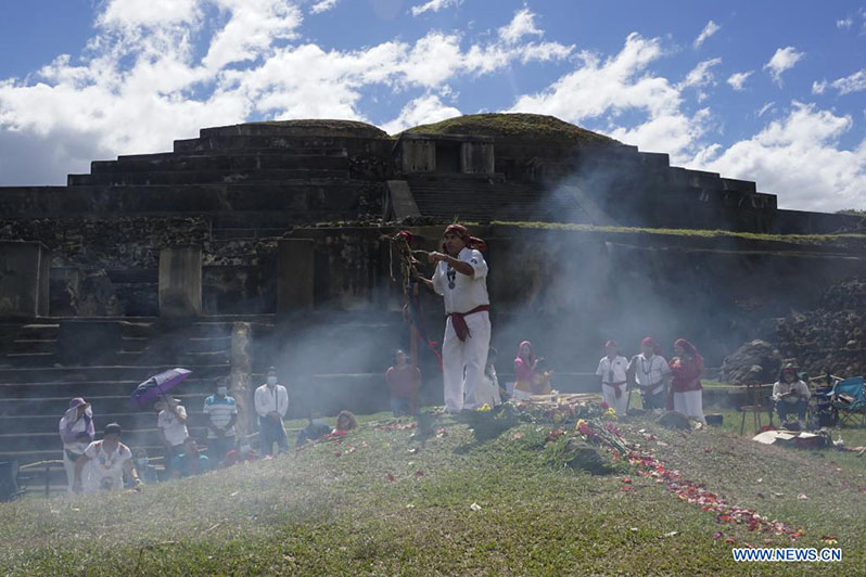 Un indígena participa en una ceremonia durante la celebración del equinoccio de primavera en el sitio arqueológico Tazumal, en la municipalidad de Chalchuapa, en el departamento de Santa Ana, El Salvador, el 20 de marzo de 2022. (Xinhua/Alexander Pe?a)