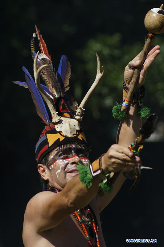 Un indígena salvadore?o baila durante la celebración del equinoccio de primavera en el sitio arqueológico Tazumal, en la municipalidad de Chalchuapa, en el departamento de Santa Ana, El Salvador, el 20 de marzo de 2022. (Xinhua/Alexander Pe?a)