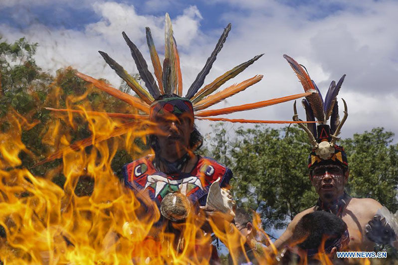  Indígenas salvadore?os danzan durante la celebración del equinoccio de primavera en el sitio arqueológico Tazumal, en la municipalidad de Chalchuapa, en el departamento de Santa Ana, El Salvador, el 20 de marzo de 2022. (Xinhua/Alexander Pe?a)