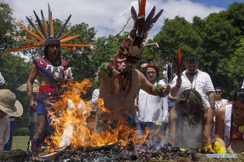 Un indígena salvadore?o participa en una ceremonia durante la celebración del equinoccio de primavera en el sitio arqueológico Tazumal, en la municipalidad de Chalchuapa, en el departamento de Santa Ana, El Salvador, el 20 de marzo de 2022. (Xinhua/Alexander Pe?a)