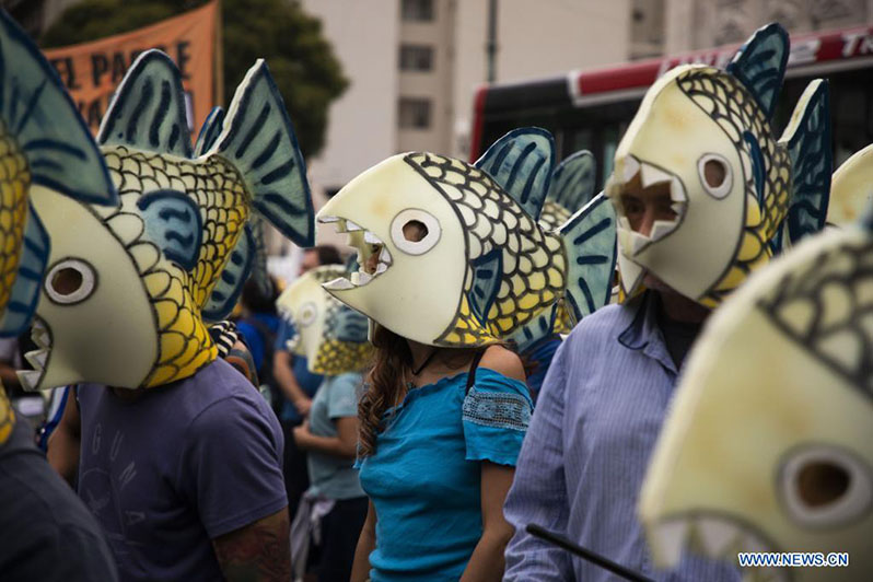 Personas participan en la Marcha Plurinacional por el Agua en el marco del Día Mundial del Agua frente al Congreso Nacional, en la ciudad de Buenos Aires, Argentina, el 22 de marzo de 2022. El Día Mundial del Agua se conmemora anualmente el 22 de marzo para recordar la relevancia del vital líquido. (Xinhua/Martín Zabala)