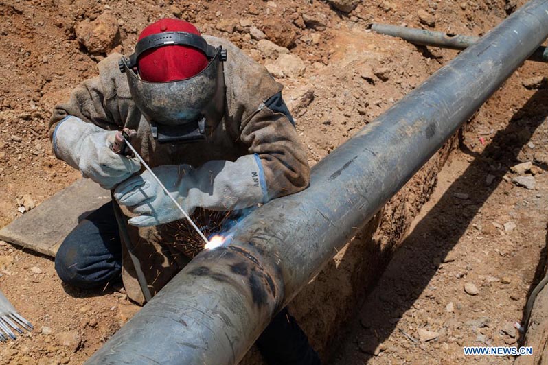 Un obrero trabaja en el tendido de una tubería de agua potable en el marco del Día Mundial del Agua en un sector popular de la parroquia La Vega, en el sur de Caracas, Venezuela, el 22 de marzo de 2022. El Día Mundial del Agua se conmemora anualmente el 22 de marzo para recordar la relevancia del vital líquido. (Xinhua/Marcos Salgado)