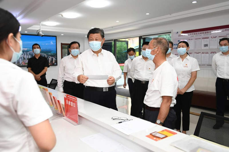 El presidente chino, Xi Jinping, también secretario general del Comité Central del Partido Comunista de China y presidente de la Comisión Militar Central, visita una comunidad residencial llamada Zhiyuan en la Zona de Desarrollo de Alta Tecnología del Lago del Este de Wuhan, en Wuhan, capital de la provincia de Hubei, en el centro de China, el 28 de junio de 2022. Xi realizó una gira de inspección en la ciudad de Wuhan, capital de la provincia central china de Hubei, el martes. (Xinhua/Xie Huanchi)