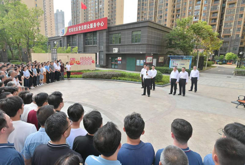 El presidente chino, Xi Jinping, también secretario general del Comité Central del Partido Comunista de China y presidente de la Comisión Militar Central, habla con residentes en una comunidad residencial llamada Zhiyuan en la Zona de Desarrollo de Alta Tecnología del Lago del Este de Wuhan, en Wuhan, capital de la provincia de Hubei, en el centro de China, el 28 de junio de 2022. Xi realizó una gira de inspección en la ciudad de Wuhan, capital de la provincia central china de Hubei, el martes. (Xinhua/Li Tao)