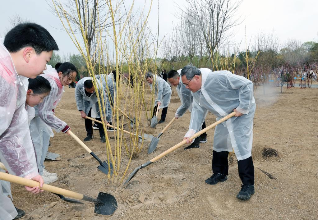 Xi planta árboles en Beijing y pide más esfuerzos de forestación para desarrollo verde y construcción de China hermosa