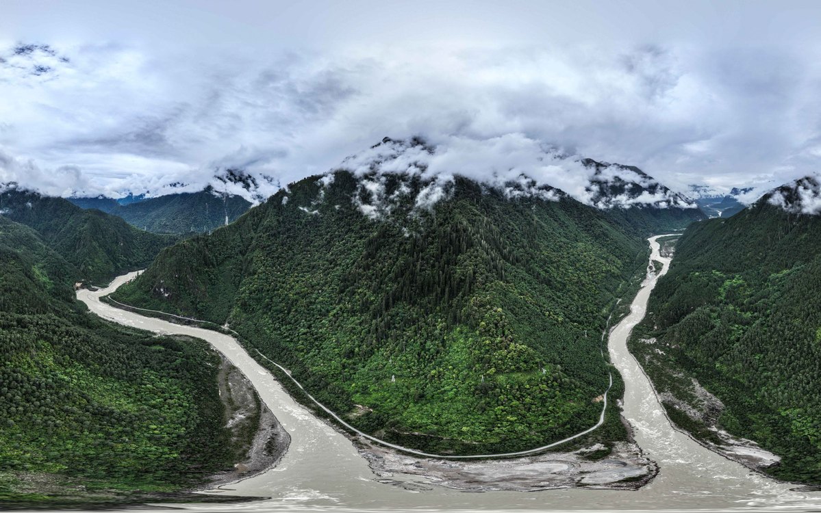 Vista aérea de la zona del árbol más alto de Asia en el distrito de Bome, ciudad de Nyingchi, región autónoma de Xizang, en el suroeste de China, el 15 de junio de 2023. El récord del árbol más alto de la parte continental de China se ha actualizado varias veces en poco más de un a?o. [Foto/Xinhua]