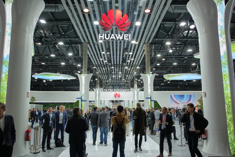 Esta foto tomada el 27 de febrero de 2023 muestra el sitio de exhibición de Huawei en el Mobile World Congress (MWC) 2023 en Barcelona, Espa?a. (Xinhua/Meng Dingbo)