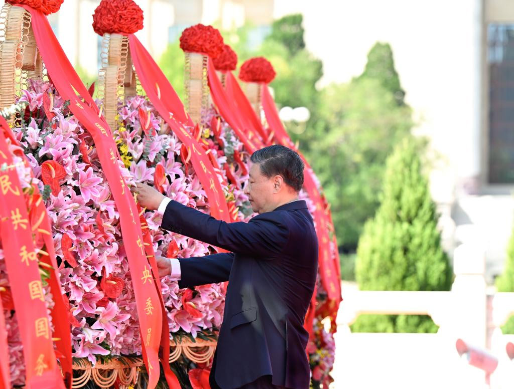 Xi ofrenda flores a héroes nacionales con motivo del Día de los Mártires